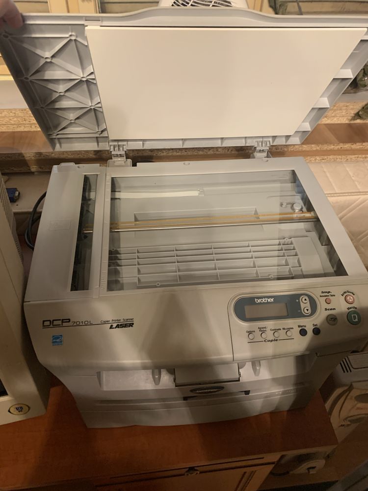 Computere ,colectie (2 computere,1 masină de copiat acte,mese de comp