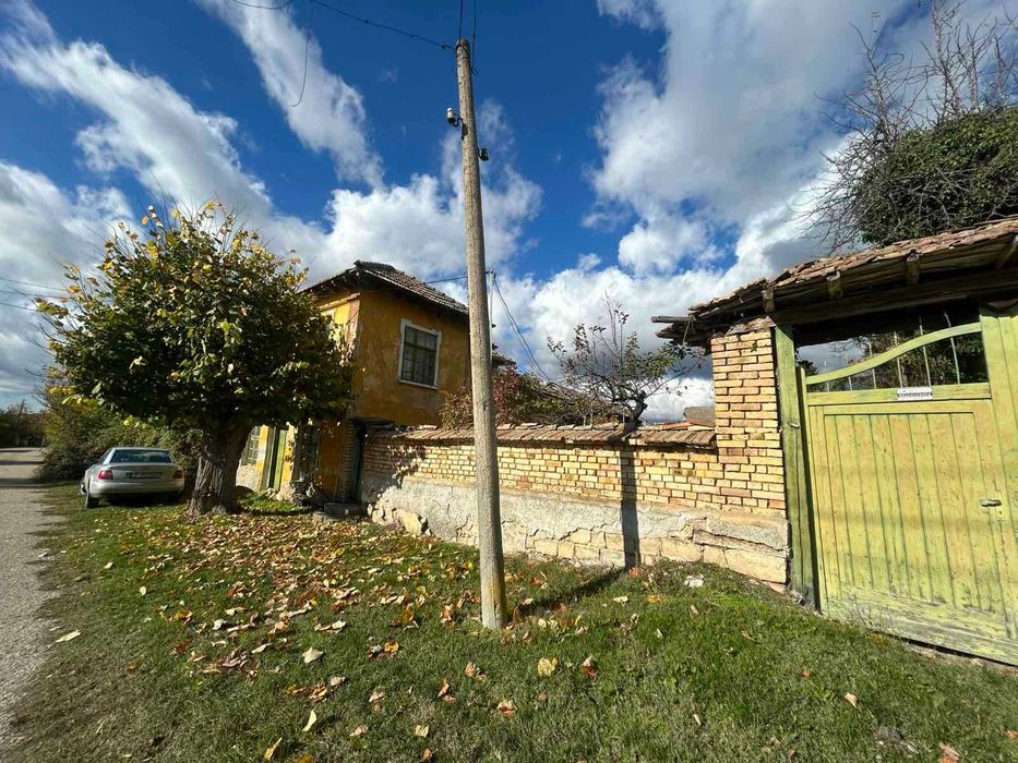 Двуетажна къща с фотоволтаици, с. Цар Асен