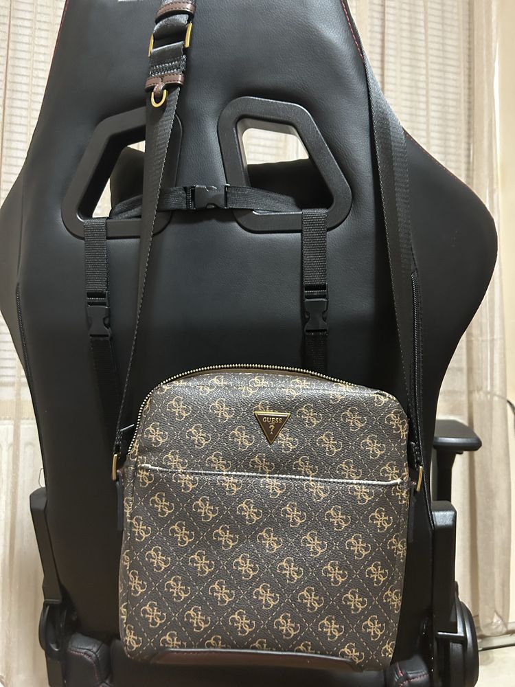 Мъжка чанта Guess