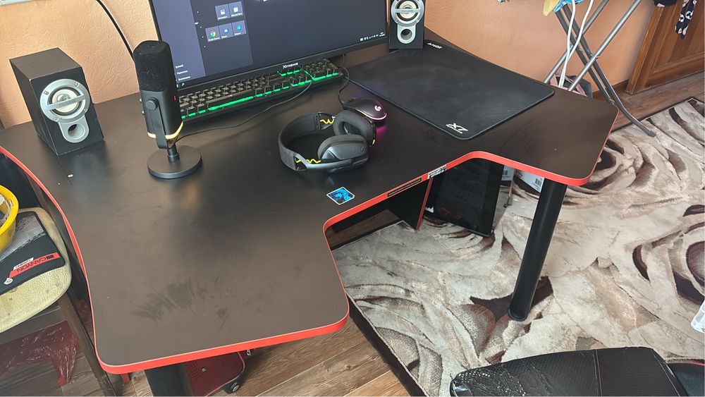 игровой стол с местом под локти