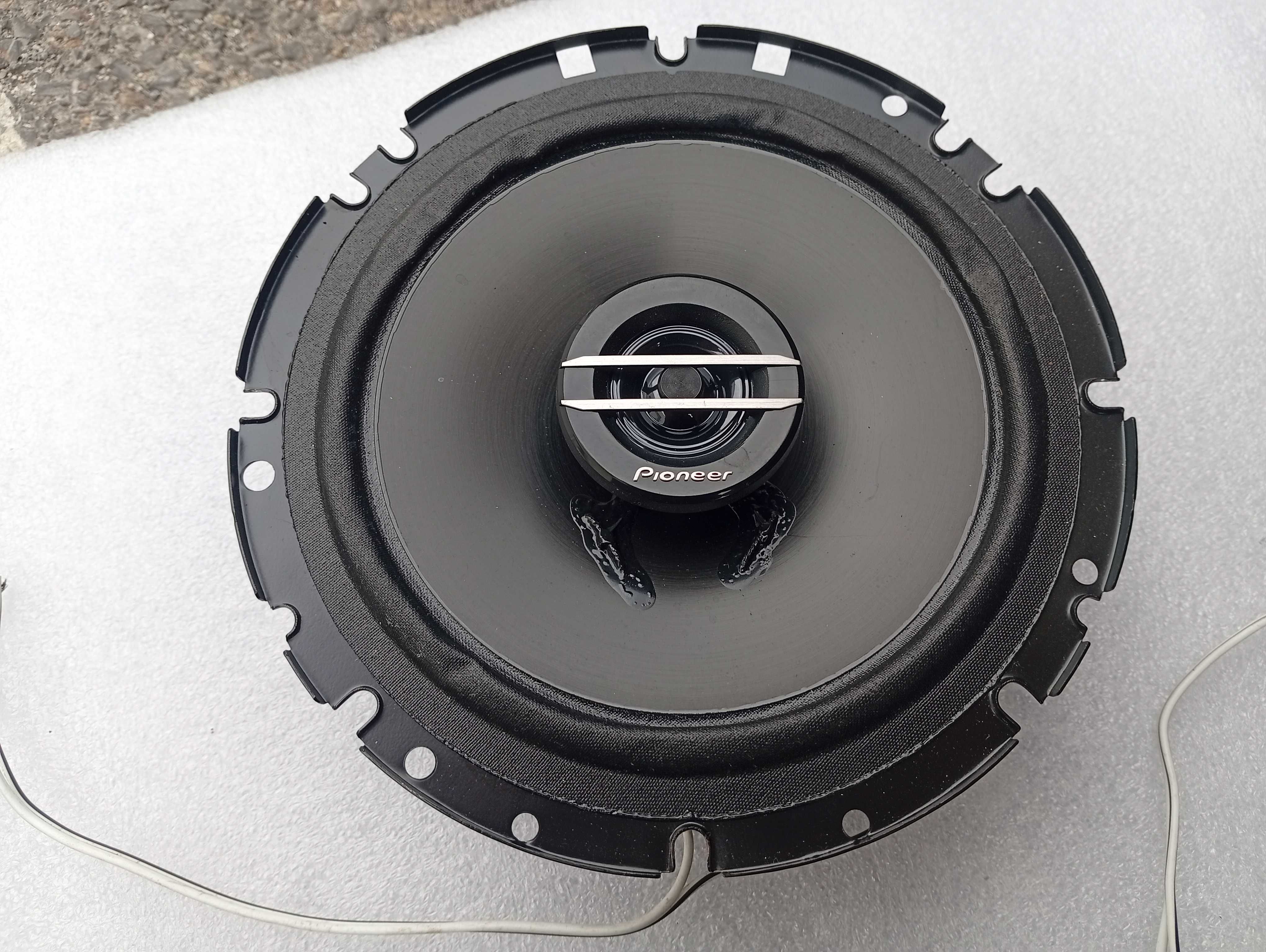 Продавам авто говорители Pioneer с фланци
