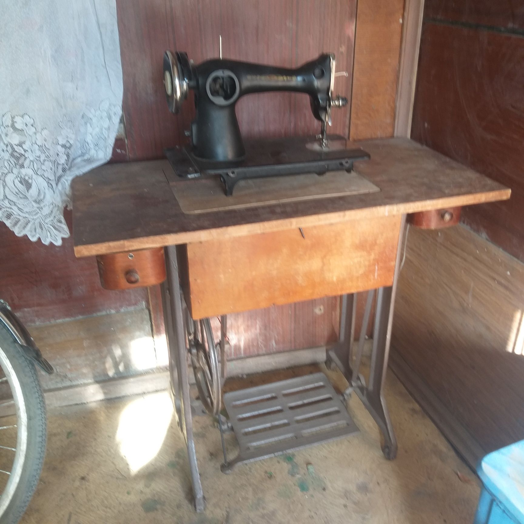 Продам швейную (ножную) машинку