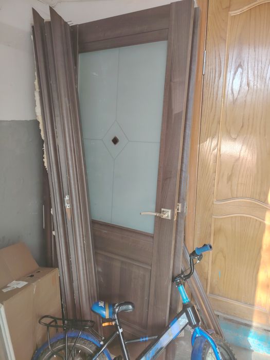 В продаже имеются межкомнатные двери с наличниками .