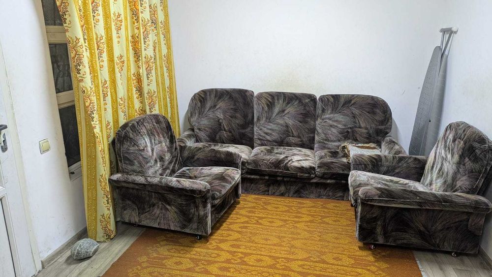 Диван с двумя креслами