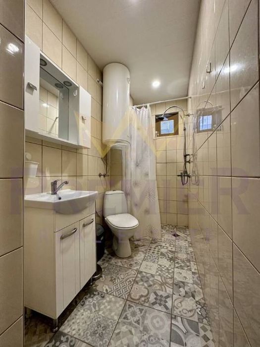 Двустаен апартамент, Колхозен пазар