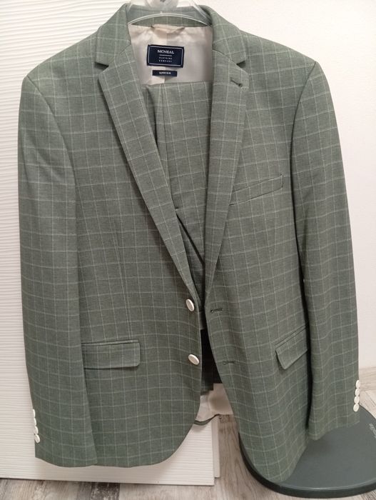 Vând costum bărbați nou