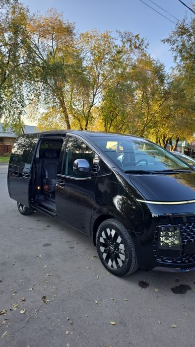Аренда машины с водителям. Новая машина Hyundai Staria 2025