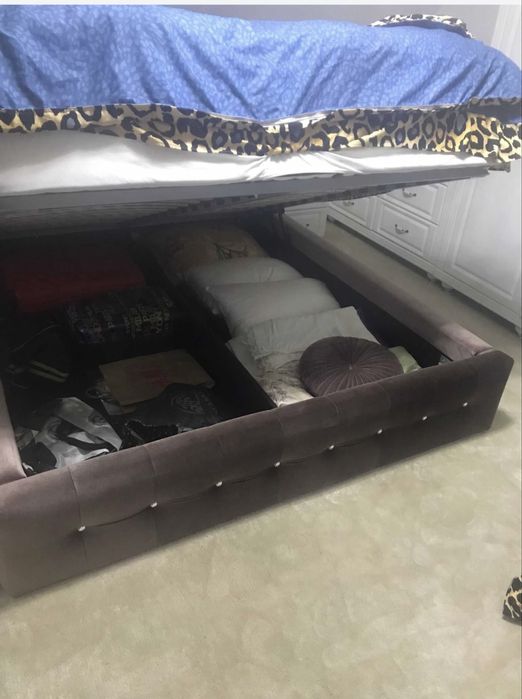 Pat elegant matrimonial și spațiu depozitare de la Lems