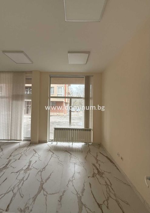 Отдава под наем търговско помещение