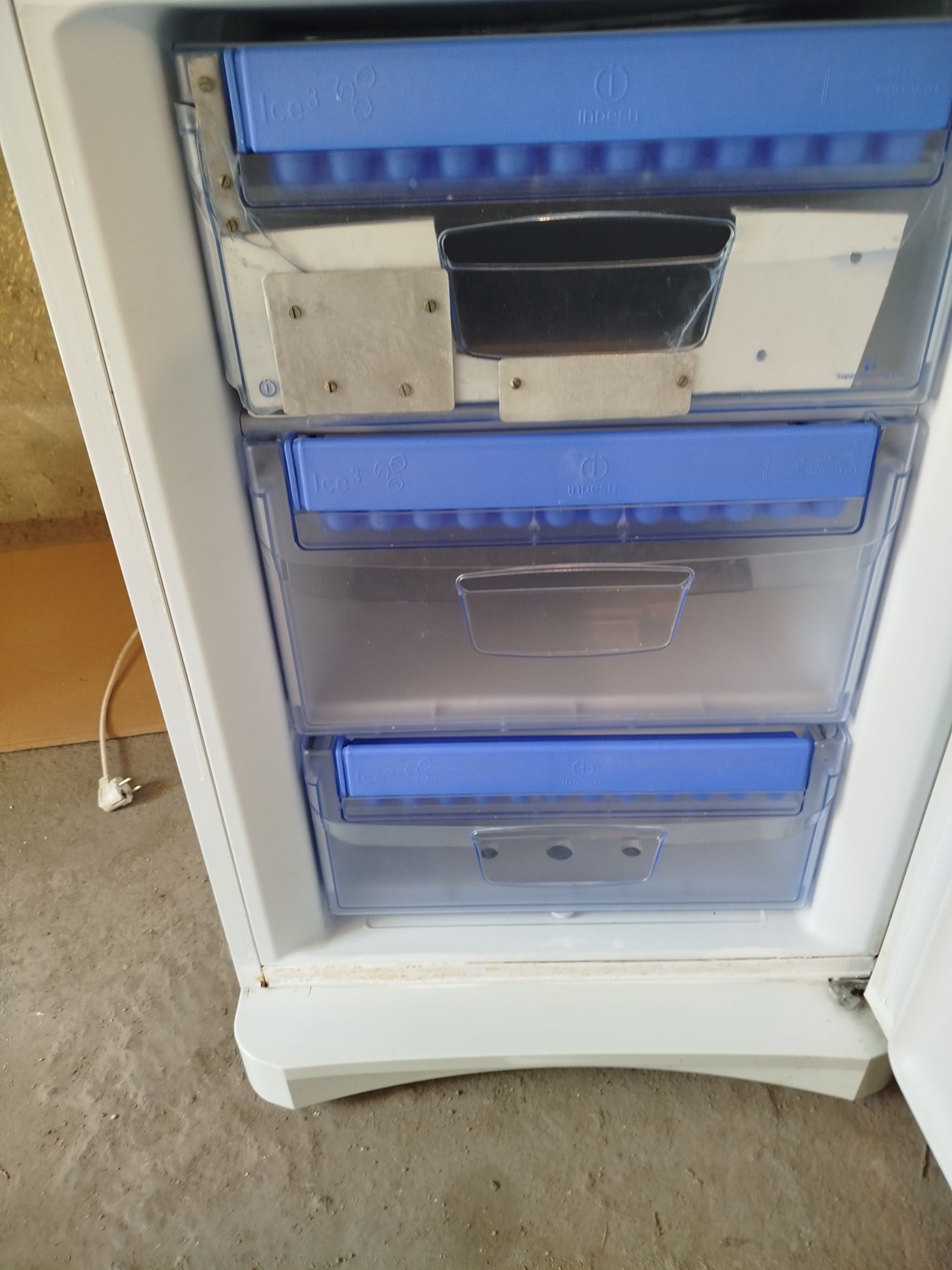 Хладилник с фризер Indesit