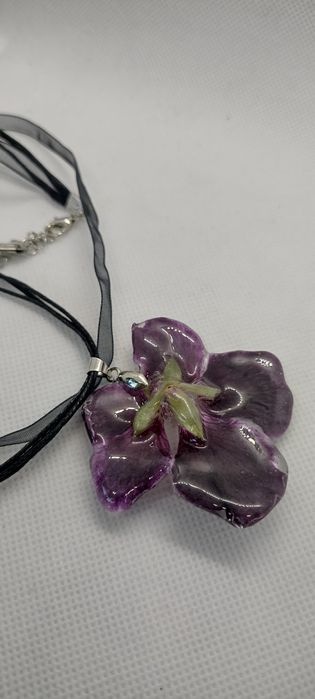 Колие с естествен цвят на Налба.  Дължината е максимално 23 см