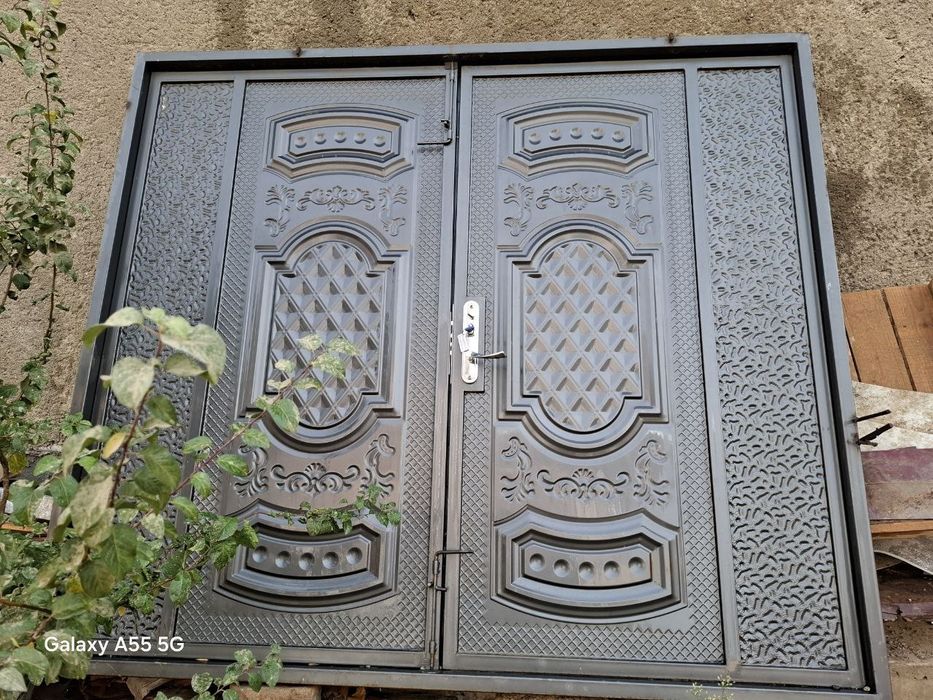 Garaj va padval uchun zoʻr darvoza.