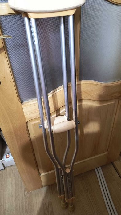 Vând cârje pentru recuperare