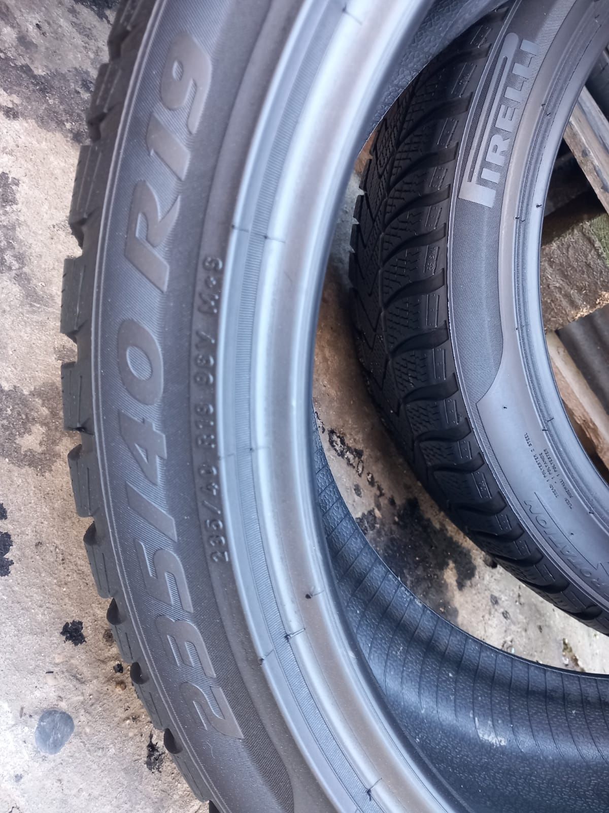 4 anvelope 235/40r19 iarnă marca Pirelli, preț 250 lei bucata