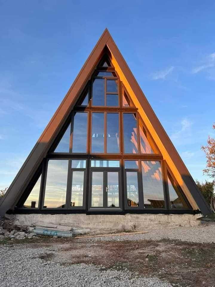 Casa si Cabana stil A-Frame pe structura de lemn
