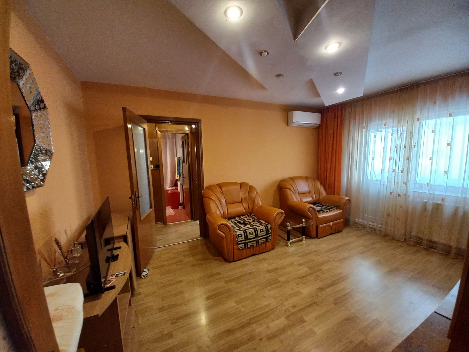 Vând apartament cu 3 camere semidecomandat