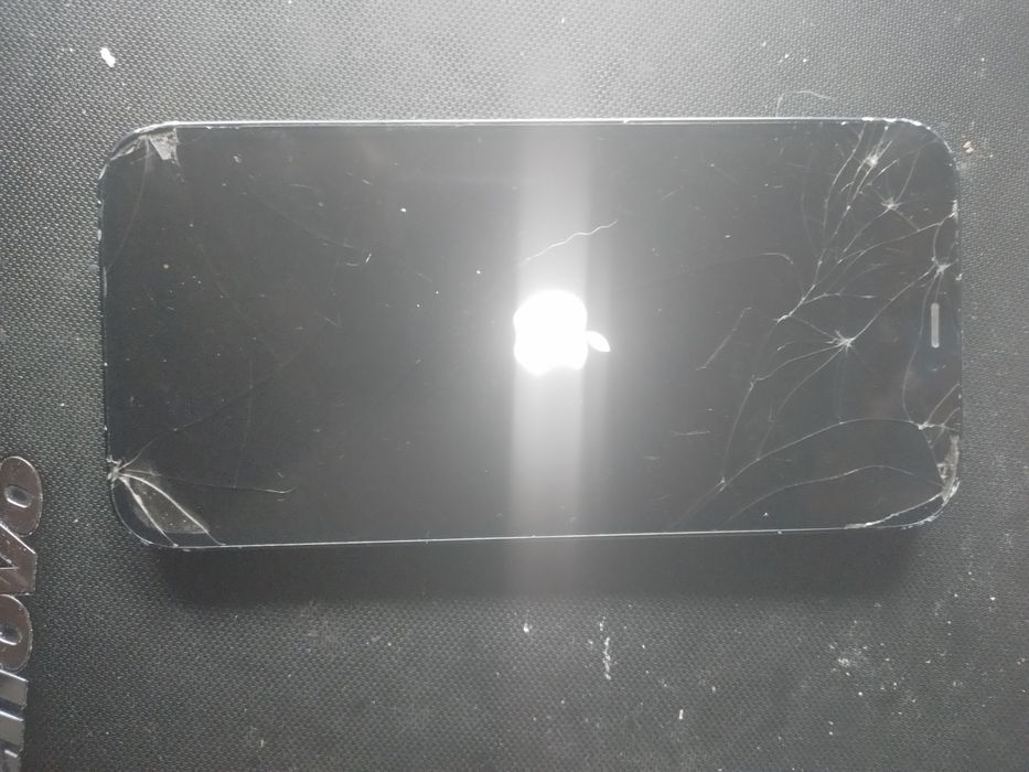 vând telefon  iPhone 12 display spart