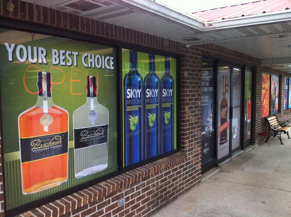 Autocolant tip perforat (window graphics) pentru colantare magazine