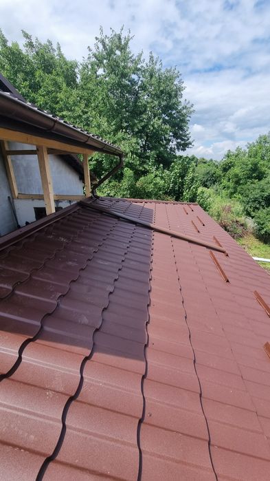 Montaj acoperisuri complete reparatii urgente.