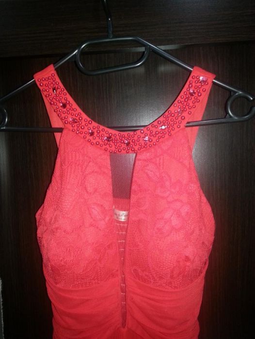 Елегантна червена рокля. Носена е само веднъж.