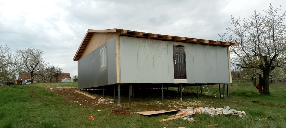 Facem casă pe structură metalică învelite cu panouri sandwich