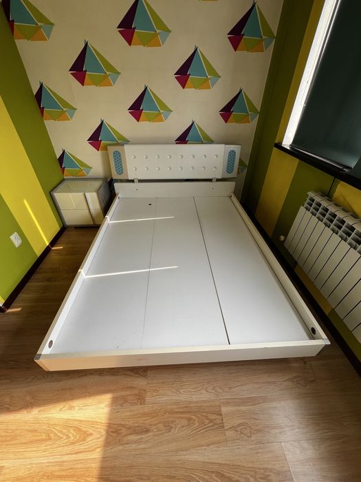 Двуспальная кровать в хорошем состоянии. Прочная и удобная. Самовывоз.