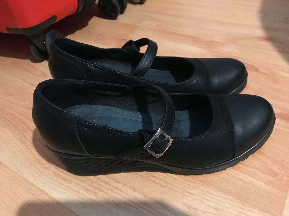 Сандал с дебел, нисък ток за 20 лв.- 40-ти номер.