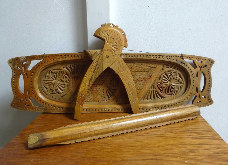 Flaut, platou si spargator de nuci, stil brancovenesc, lemn sculptat