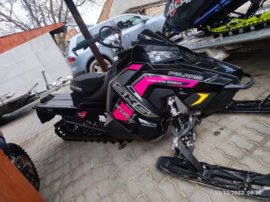 snowmobil poláris skidoo