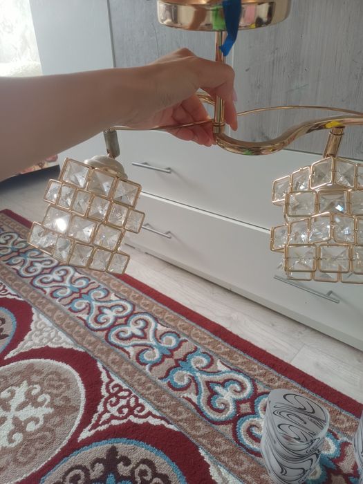 Продам люстру 2 плафона
