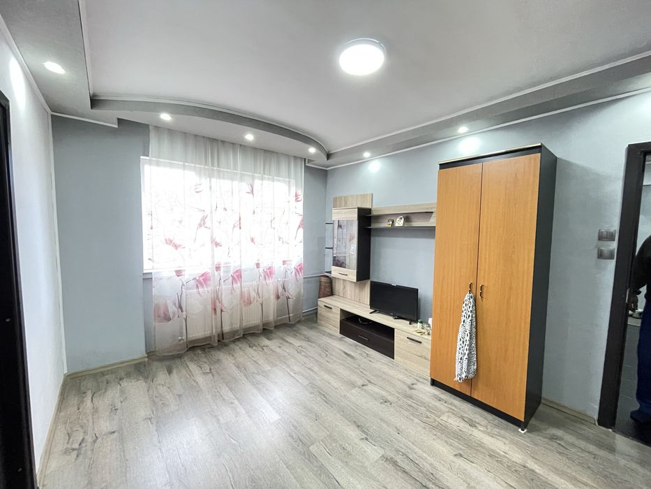 Apartament cu trei camere , zona Nufarul