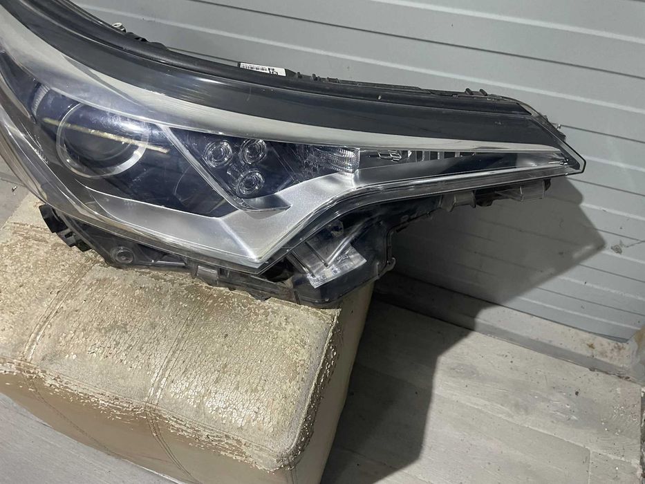 Far dreapta Toyota C-HR An 2016 2017 2018 cod 81110-F4031-00