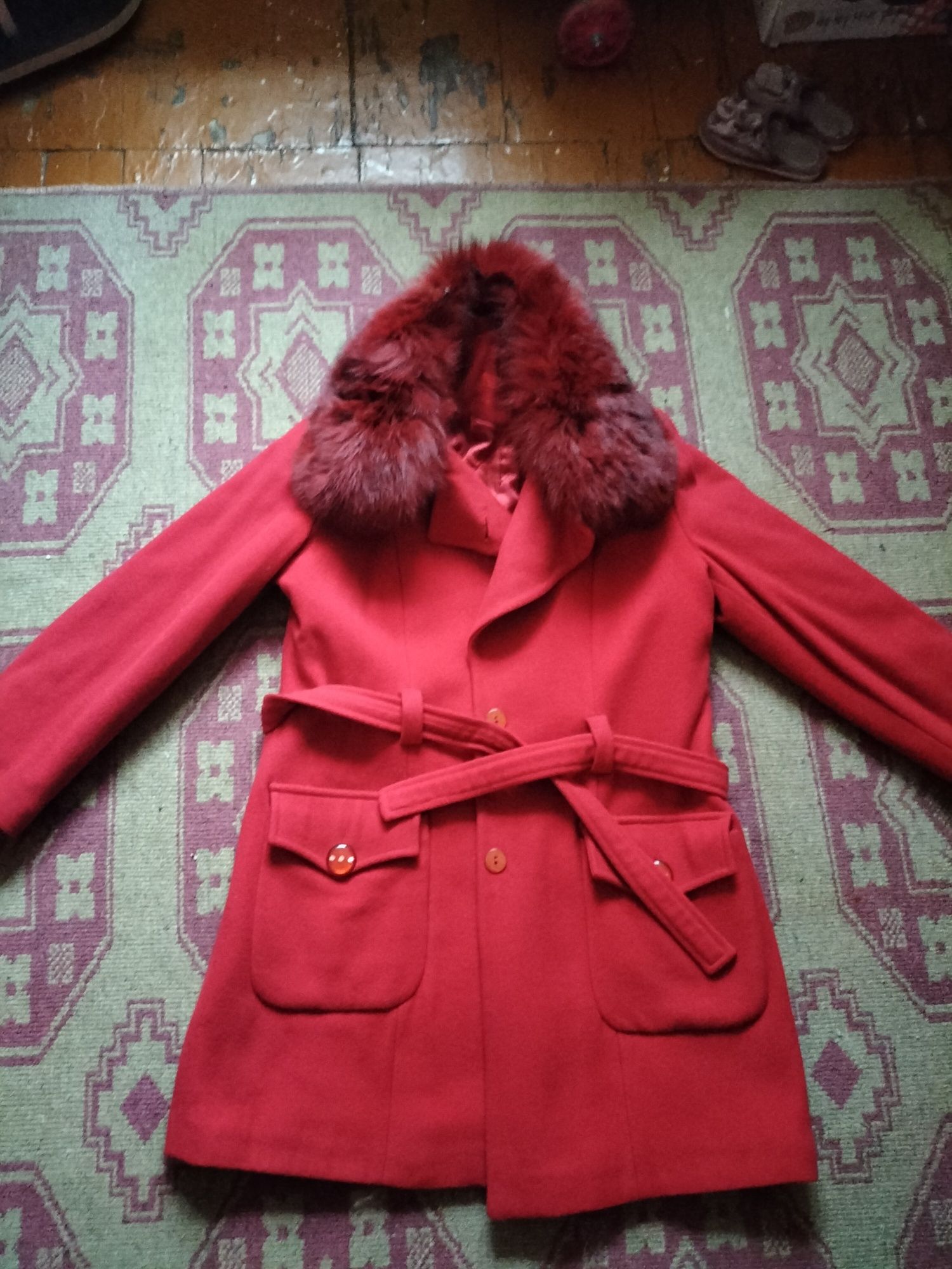 Продам пальто красного цвета