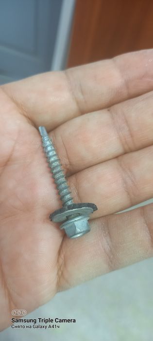 Шурупы продам саморезы.