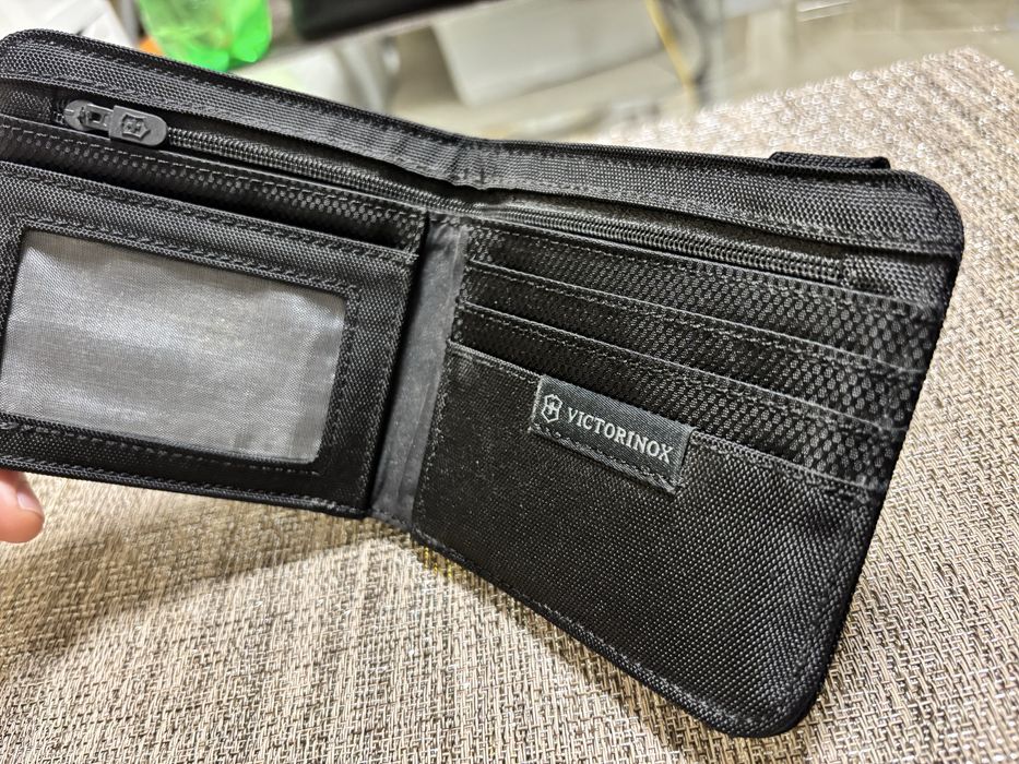 Мъжки портфейл Victorinox Bi-Fold RFID
