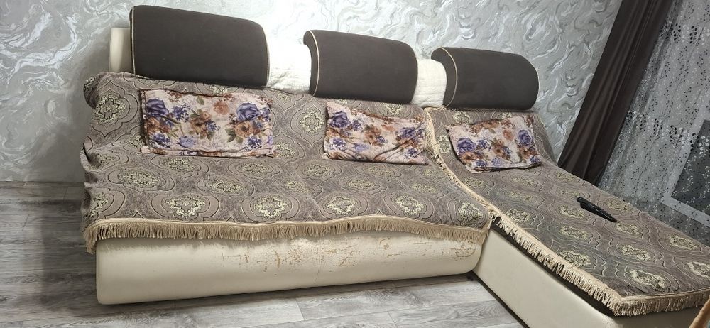 Продам большой диван. Цена договорная.
