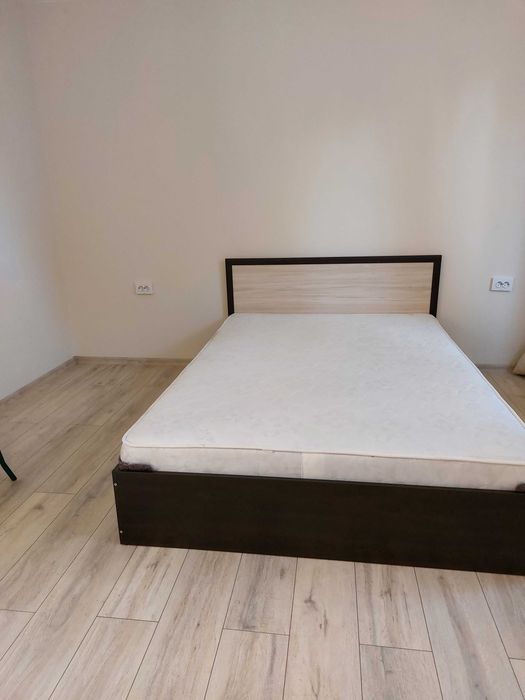 Спалня с матрак 1.40 на 2.00 м.