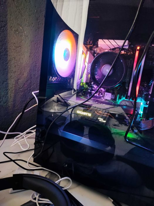 Продавам геймърски компютър Ryzen 5 5600