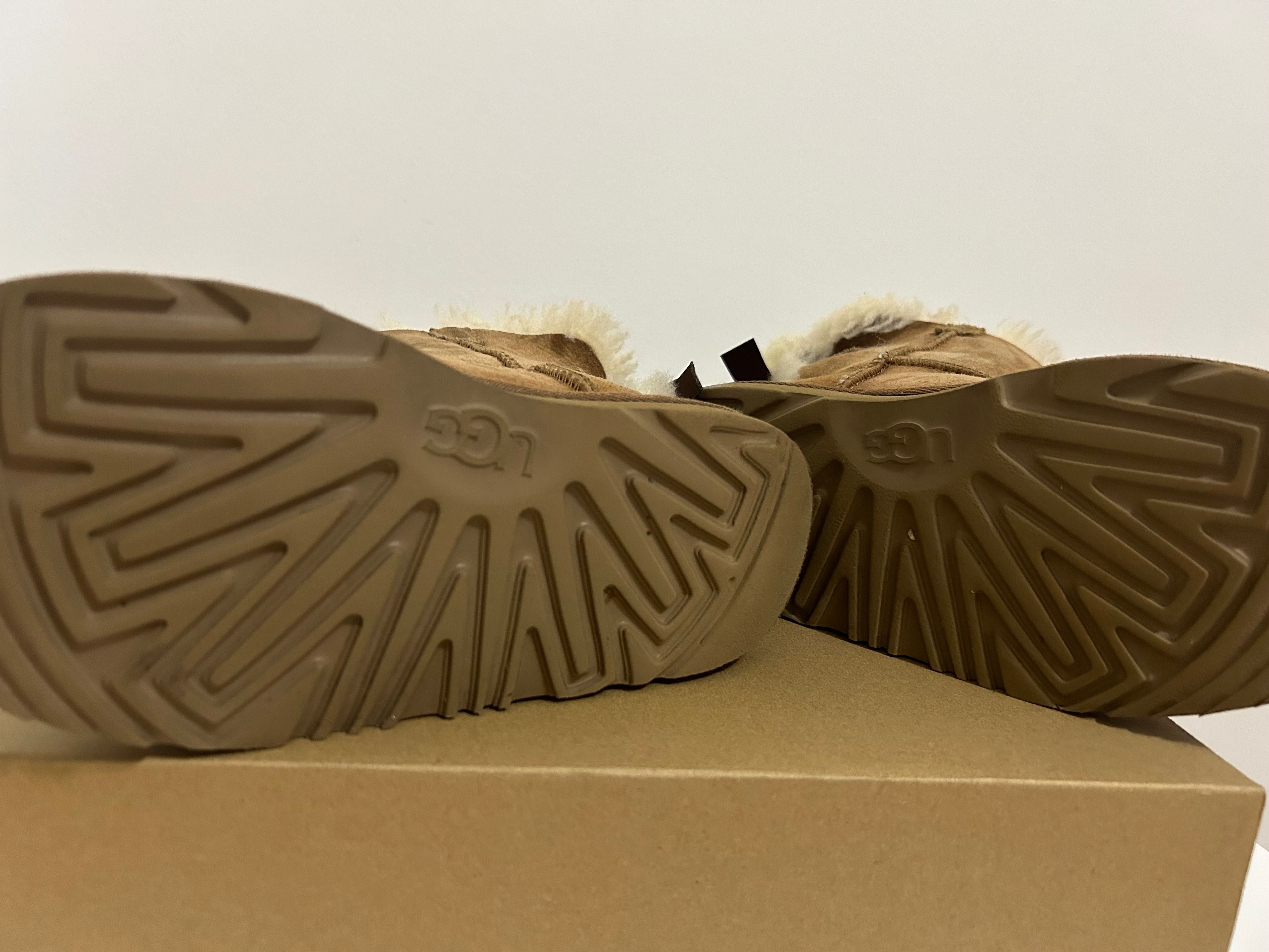 Cizme UGG ferita