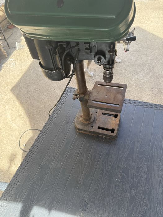 Masina de gaurit banc