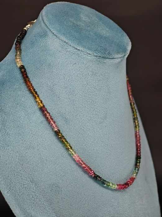 Колие от турмалин със сребърна закопчалка