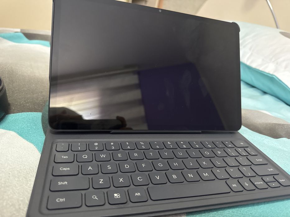 Продавам перфектно запазен Таблет като нов Honor Pad X9 с клавиатура