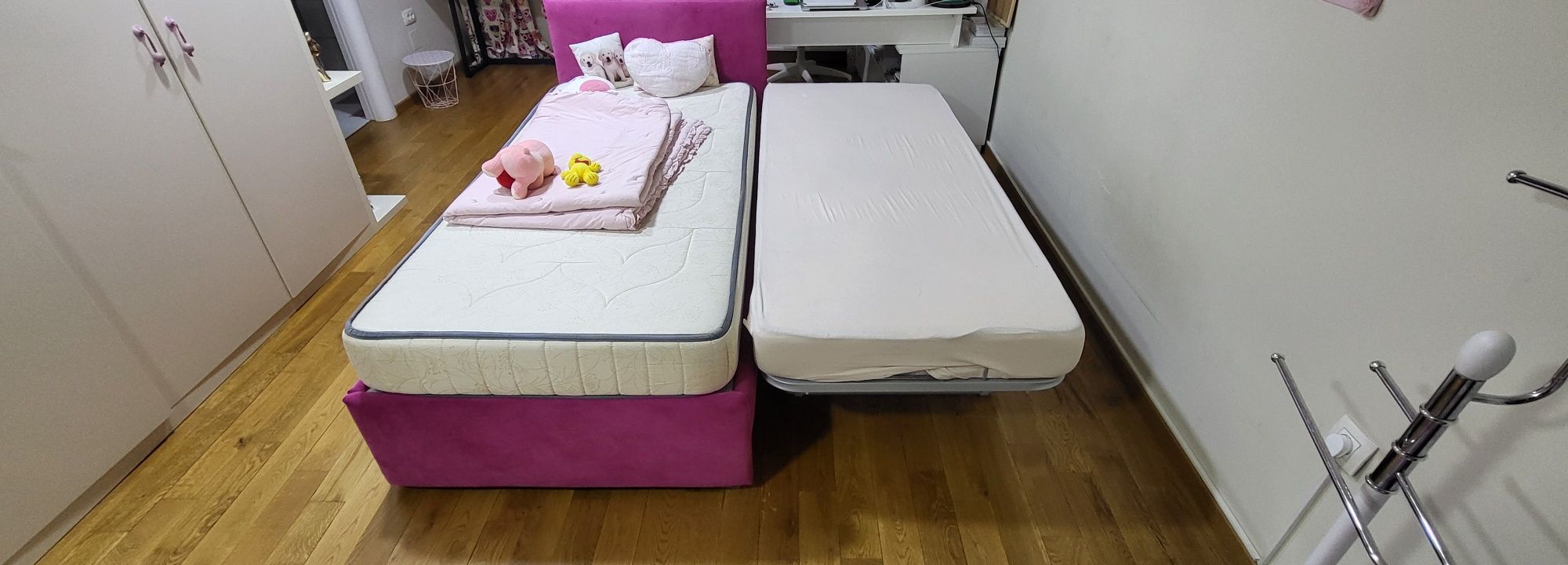 Vând pat extensibil.cu saltea atașabila.2 m / 80 respectiv 160 cm.,.