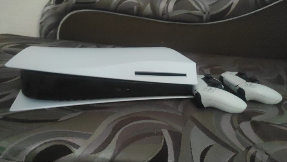 Продам PlayStation 5+Два джостика