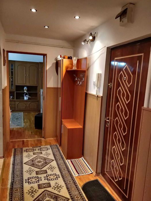 Vând apartament cu 2 camere în centru.(Pensiunea Iris)