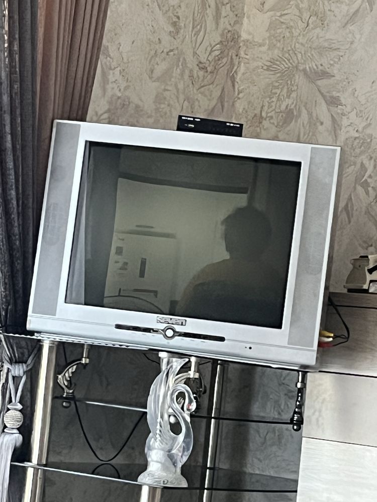 Televizor sotiladi