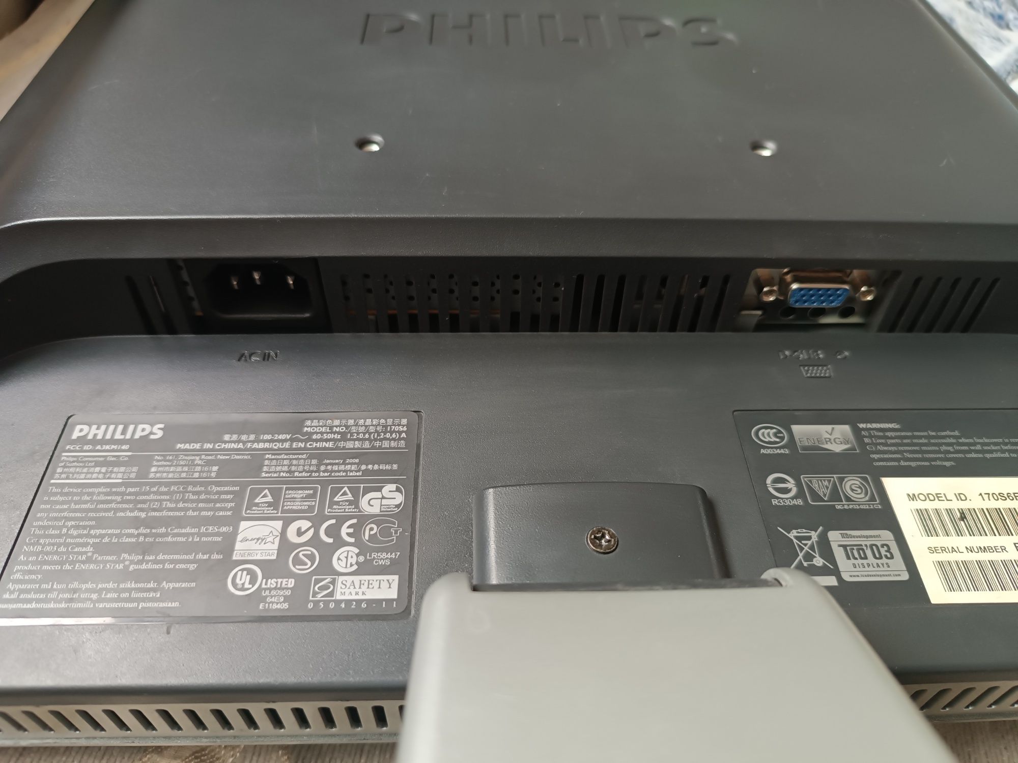 Монитор philips в рабочей состоянии