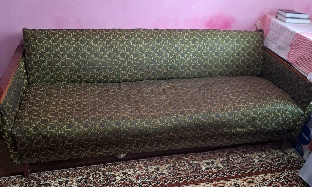 Divan sotiladi  (yig'ma kravat qilsa ham bóladi)