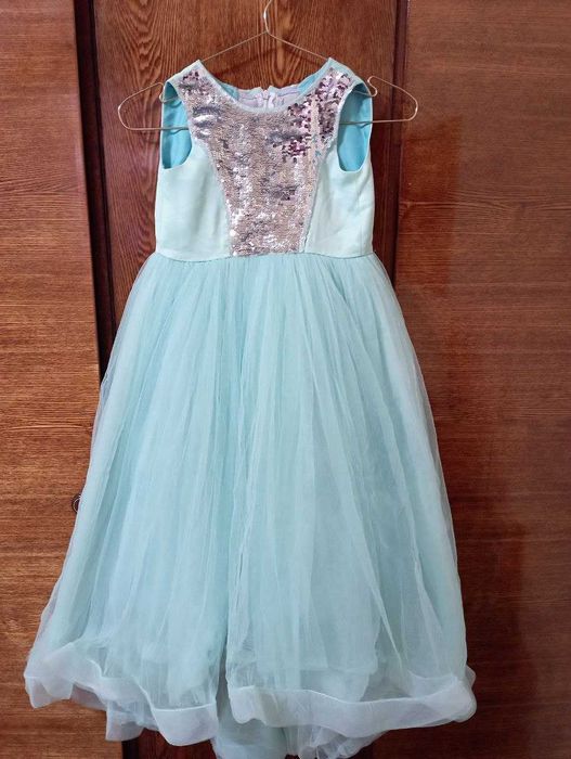 Продам платья на девочку