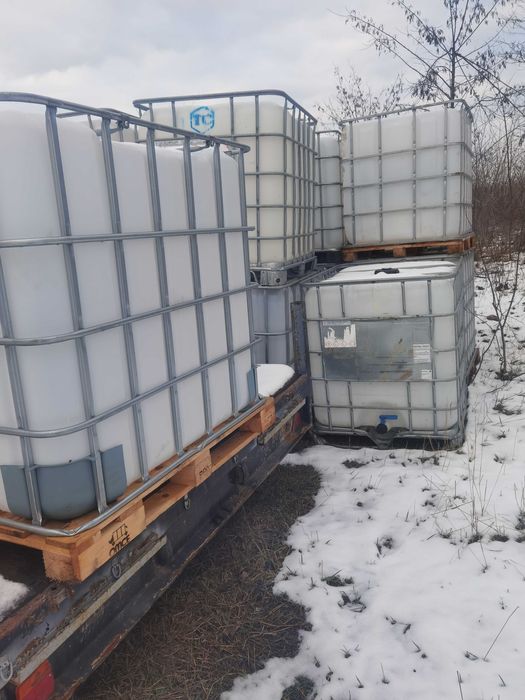 Rezervor plastic 1000 l, cadru metalic.